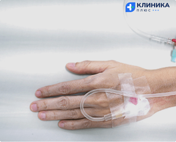 в руке шприц и гибкий шланг для него